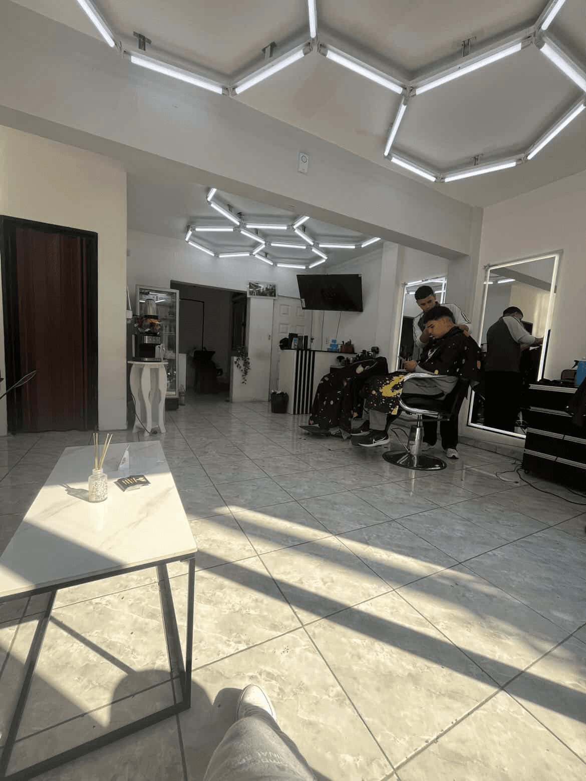 Vista amplia del salón y los puestos de Barber Studio